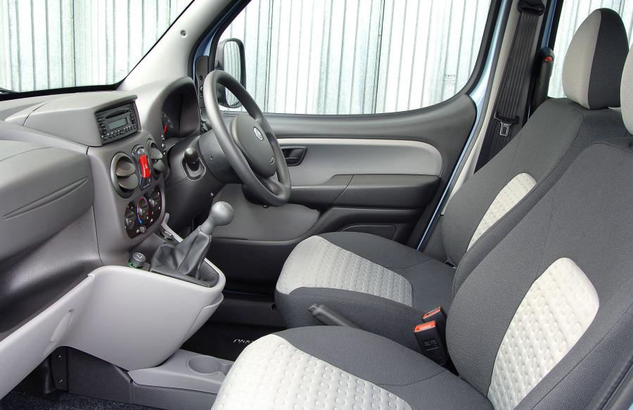 Интерьер Fiat Doblo Panorama (223) 2005 года  (UK) (фото 6 из 9)